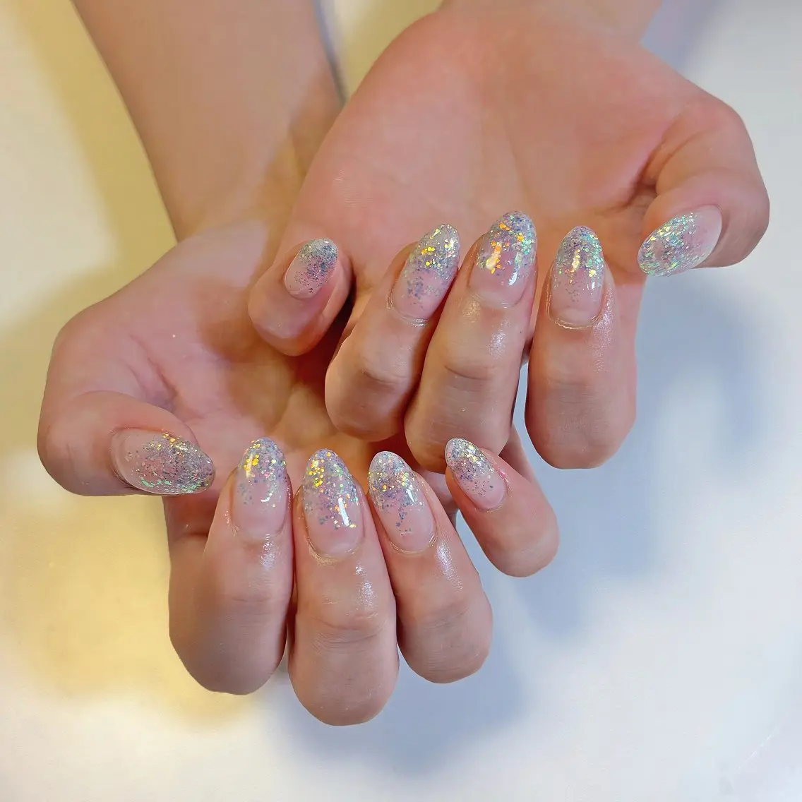 ネイル オーロラネイル ブルー グラデーション キラキラネイル ラメ(グリッター) ハンドネイル ネイルサロン💎 Bibiのネイルデザイン