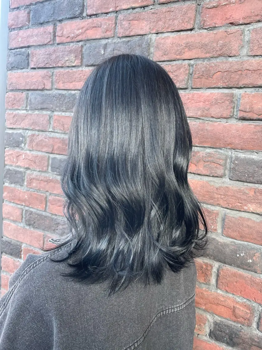 カラー 黒髪 ブルーカラー ブルーブラック マツパ 成瀬 妃生路のヘアスタイル