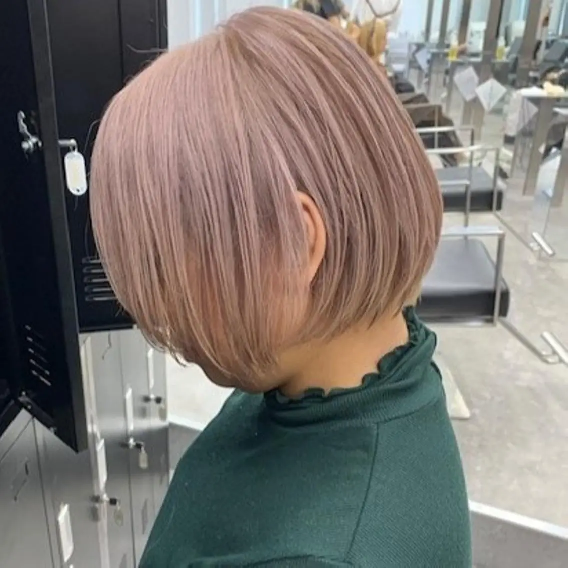ショート カラー ミルクティーベージュ 近鉄奈良駅　向田のヘアスタイル