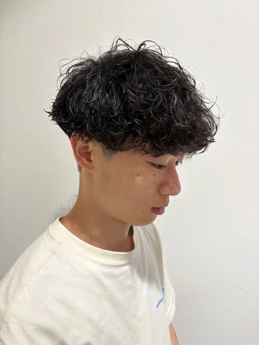 ショート パーマ ヘアアレンジ メンズ メンズパーマ 波巻きパーマ カット パーマ 垢抜けメンズカット/ 毛流れパーマ/ユウトのヘアスタイル