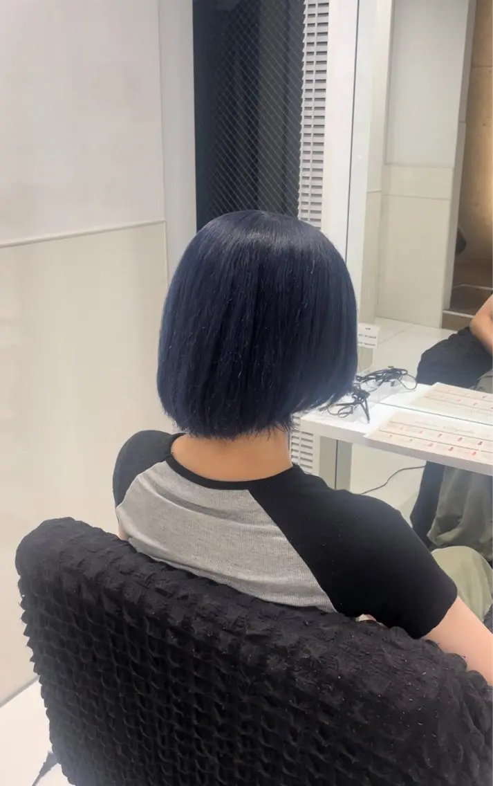 ショート カラー ブルーカラー yuzuna ハイトーン 天神のヘアスタイル
