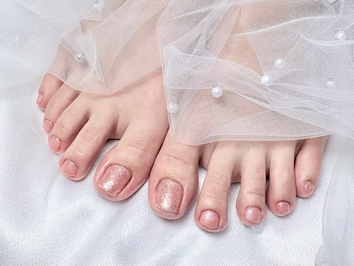 ネイル フットネイル ジェルネイル キラキラネイル ラメ(グリッター) マグネットネイル フットネイル ♡Bivi♡自爪に 優しいネイルサロンのネイルデザイン