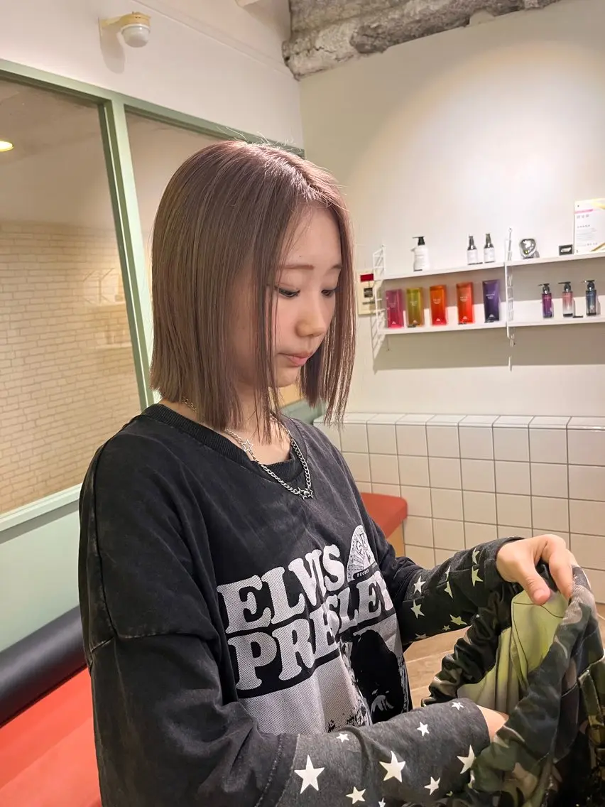 ミディアム カラー ベージュカラー ブリーチ 透明感カラー ミルクティーベージュ カット ヘアカラー トリートメント 縮毛/パーマ/カラー LUVISM佐藤里咲のヘアスタイル