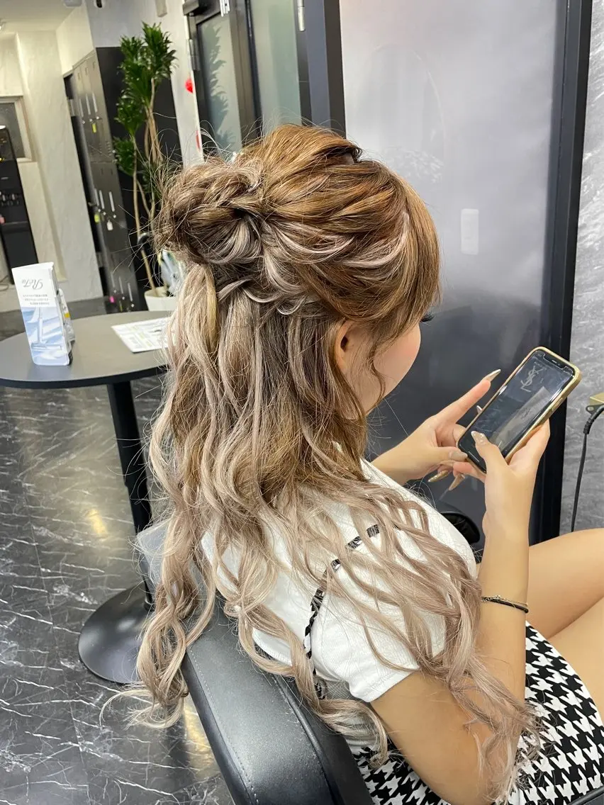 ロング ヘアアレンジ エクステ🩵ブリーチ 韓国ヘア🩵KAEのヘアスタイル