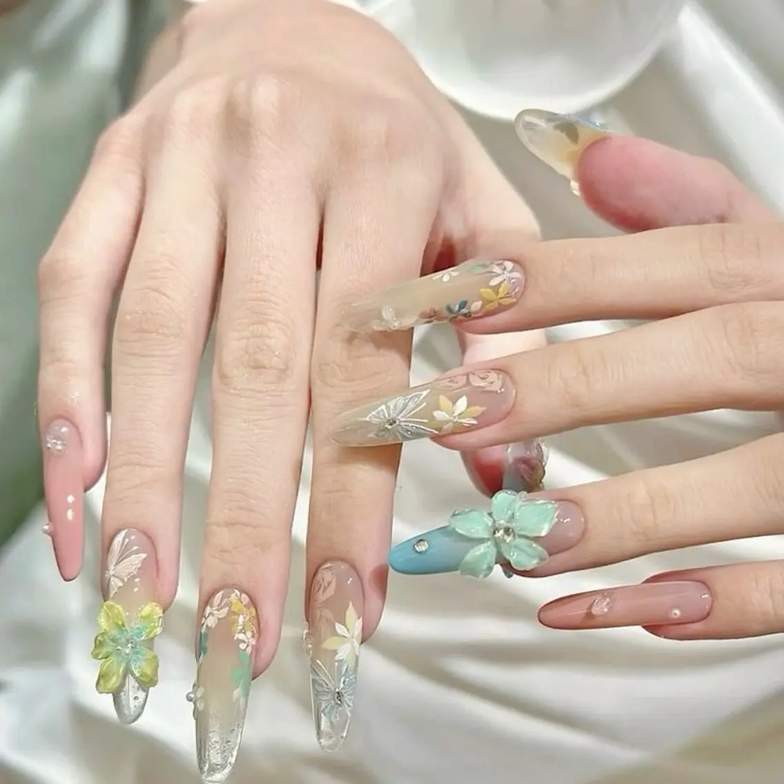 ネイル クリアネイル フラワーネイル ジェルネイル キラキラネイル 韓国ネイル ハンドネイル Blingg NailStudioのネイルデザイン