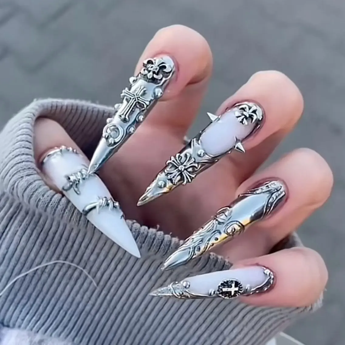 ネイル ジェルネイル 韓国ネイル ロングネイル スカルプネイル シルバー ハンドネイル Blingg NailStudioのネイルデザイン