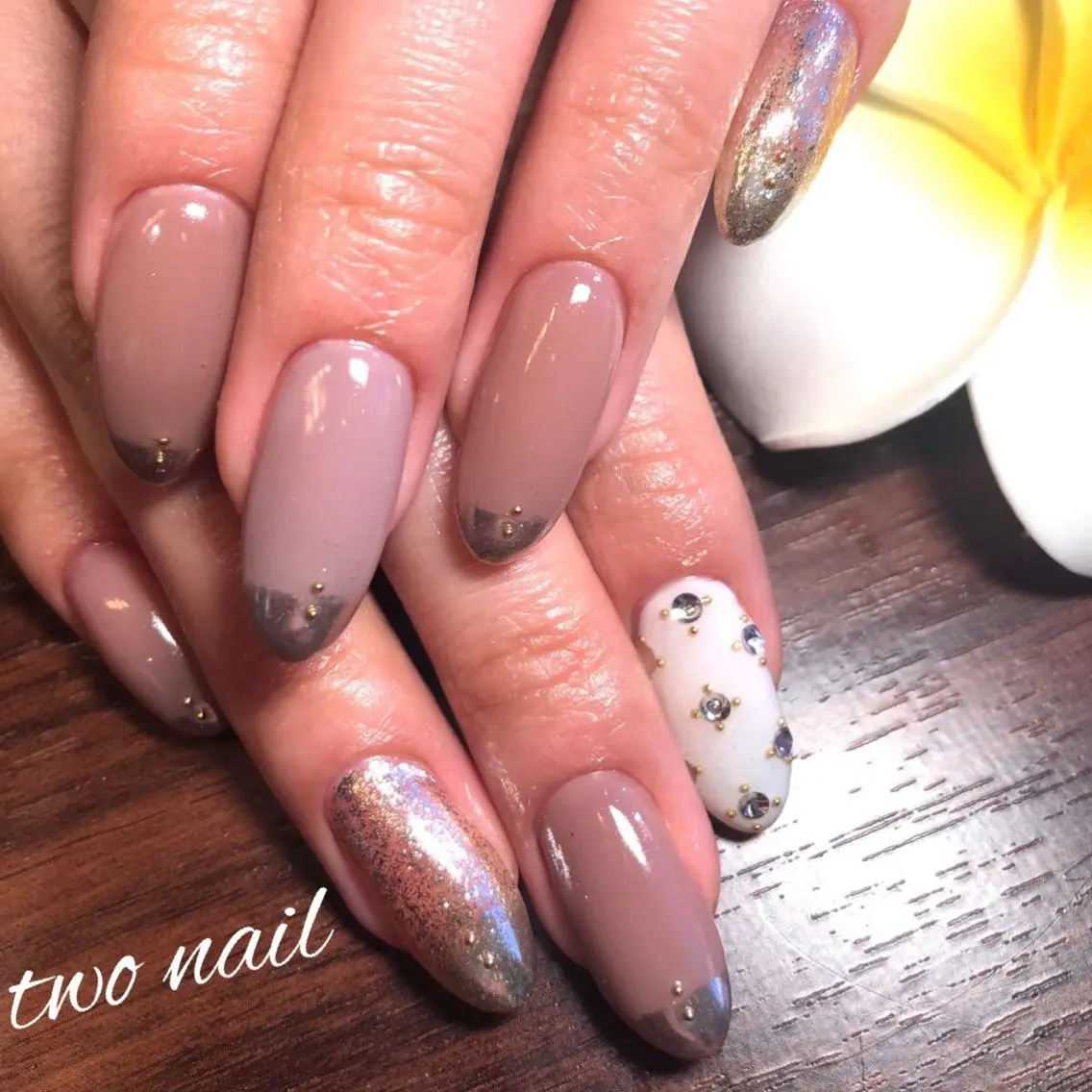 ネイル ブラウン ホワイト two nailのネイルデザイン