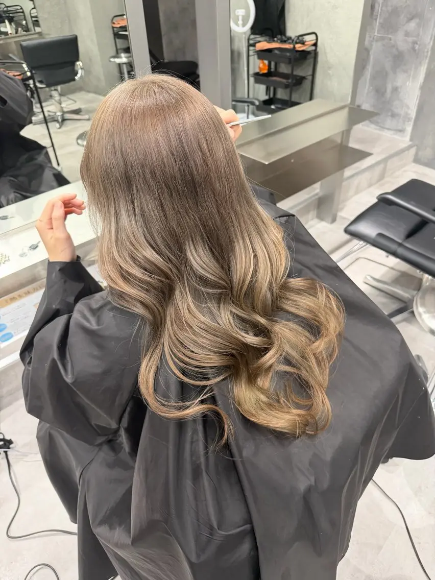 ロング カラー ベージュカラー ブリーチ ミルクティーベージュ ヘアカラー moeka🎀 似合わせカラー🎀のヘアスタイル