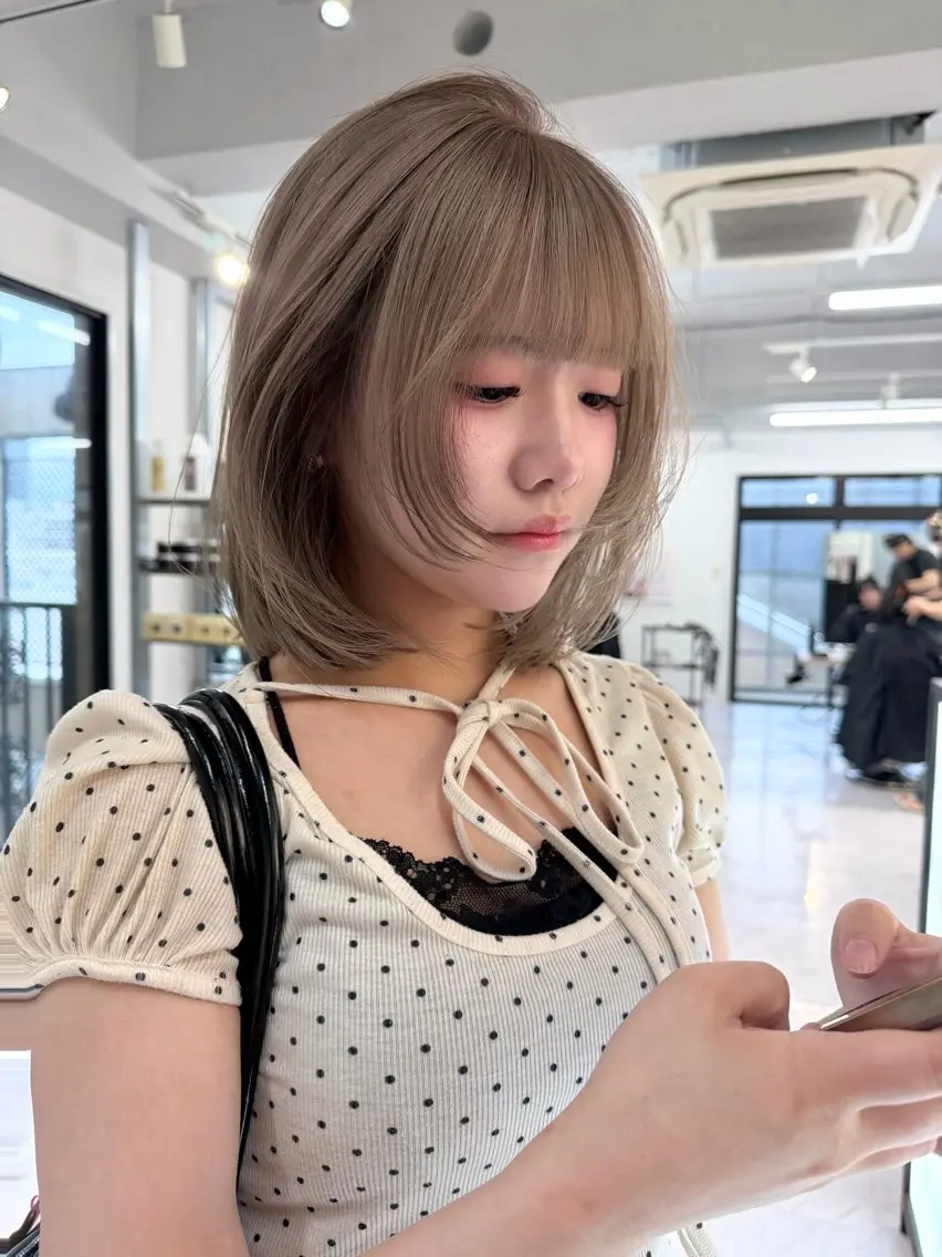 ミディアム カラー ベージュカラー ブリーチ ケアブリーチ デザインカラー ダブルカラー ヘアカラー トリートメント TATSUハイトーン ミルクティーベージュのヘアスタイル