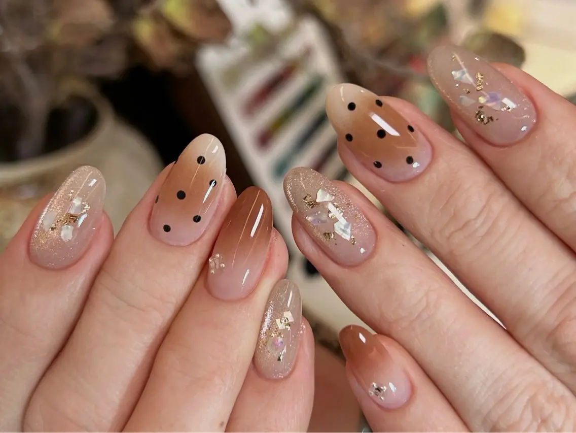 ネイル ブラウン ドット 韓国ネイル ラメ(グリッター) ニュアンスネイル ハンドネイル UNI nail salonのネイルデザイン