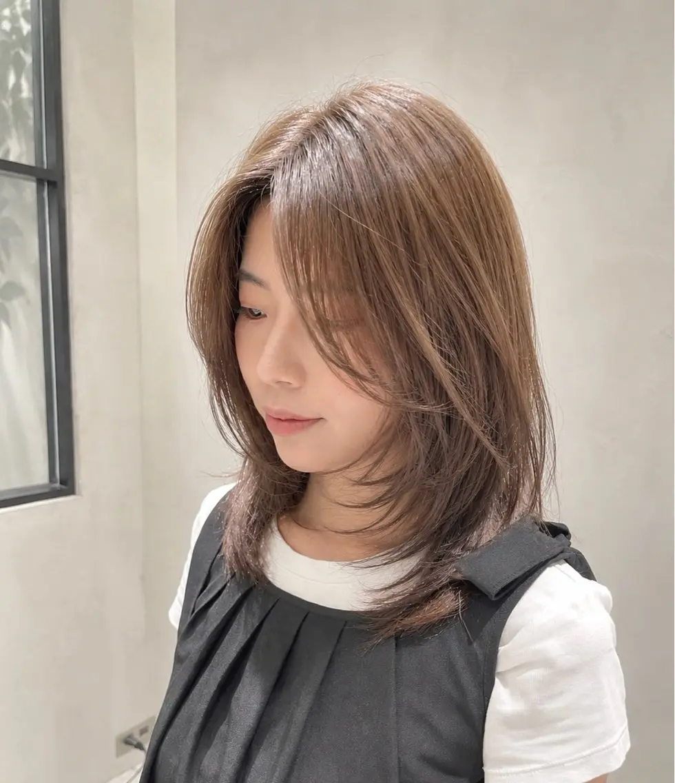 ミディアム カット ヘアカラー トリートメント 神戸レイヤーカット 顔周り/骨格診断のヘアスタイル