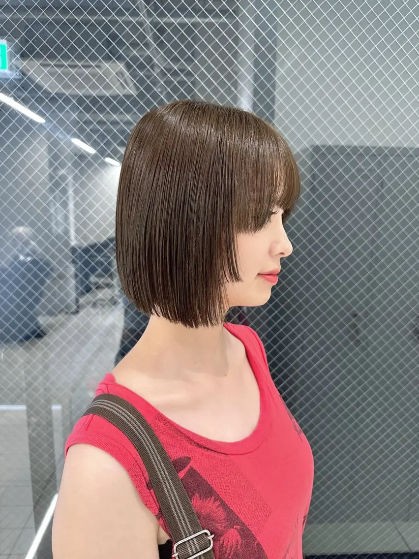 ミディアム カラー 切りっぱなしボブ ベージュカラー オリーブベージュ ボブ カット ヘアカラー トリートメント Manami🖤 レイヤー×ハイトーンのヘアスタイル