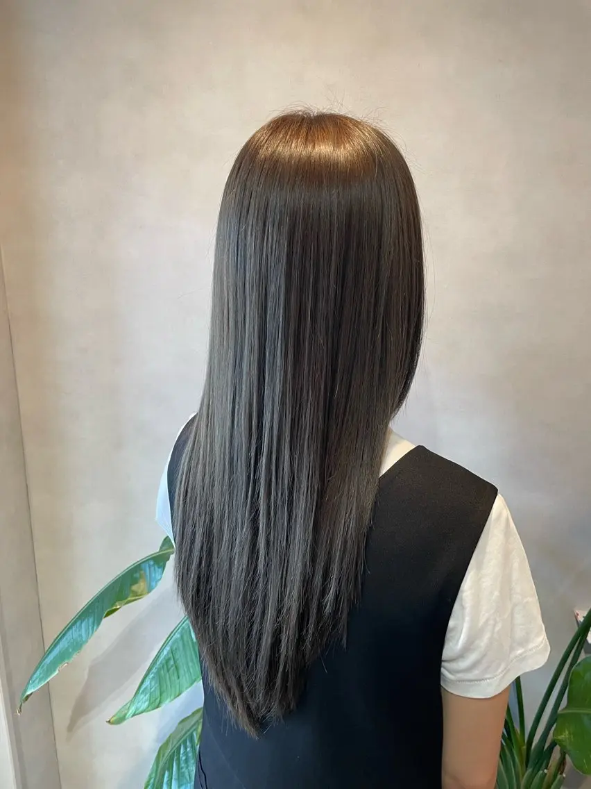 ロング カラー アッシュ アッシュグレー 透明感カラー モモ 【髪質改善】のヘアスタイル