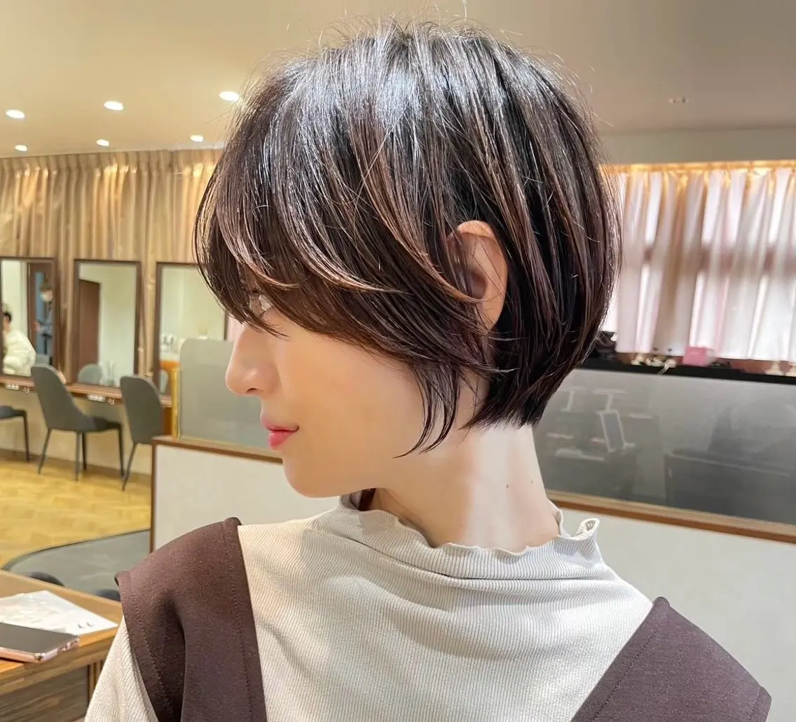 ショート カラー パーマ くせ毛 ショートヘア 小顔カット 縮毛矯正 ストレートパーマ 《髪質改善✖️レイヤ ー🩶》ナオヤのヘアスタイル