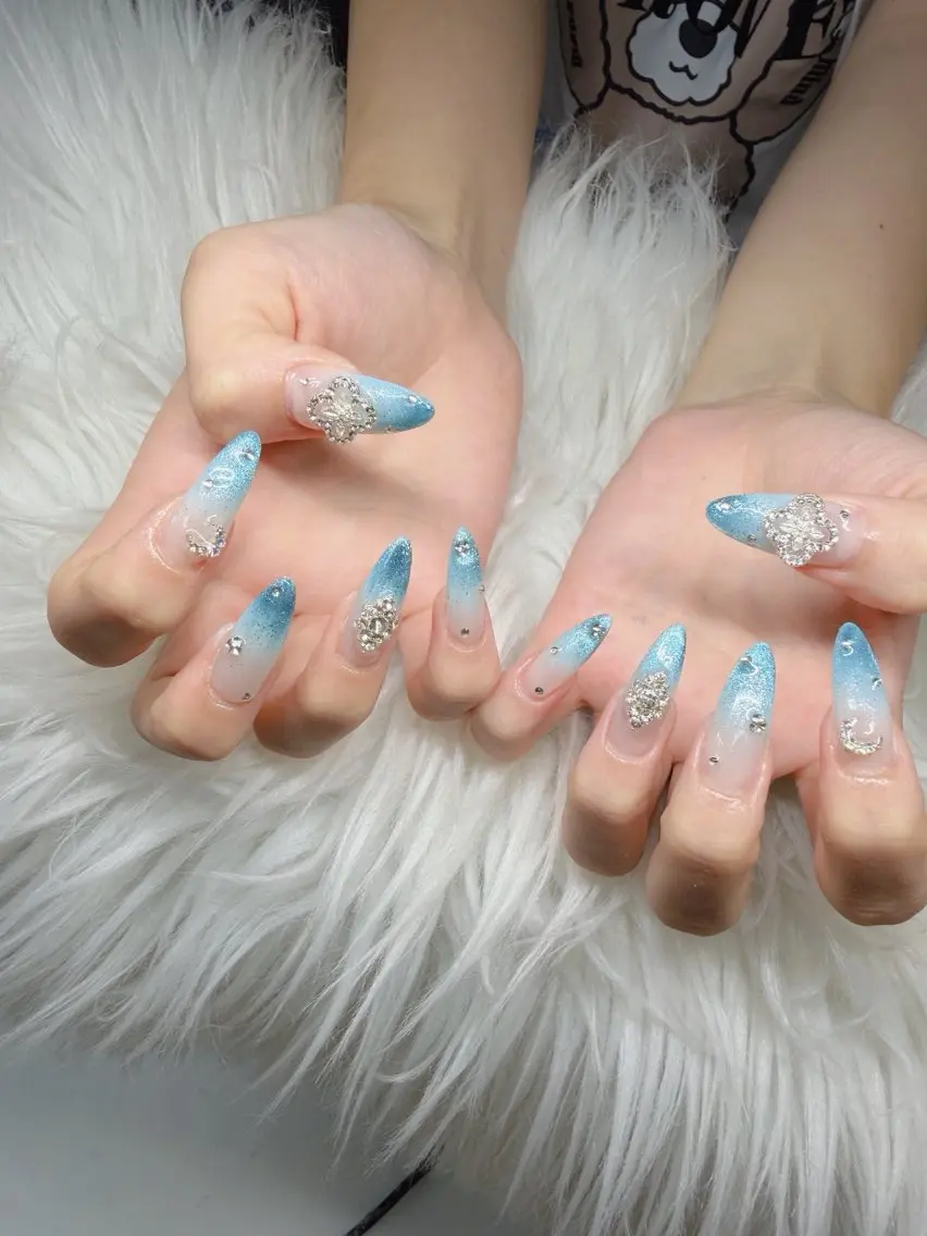 ネイル 長さ出し グラデーション 卒業式 キラキラネイル マグネットネイル Lee Nailsのネイルデザイン