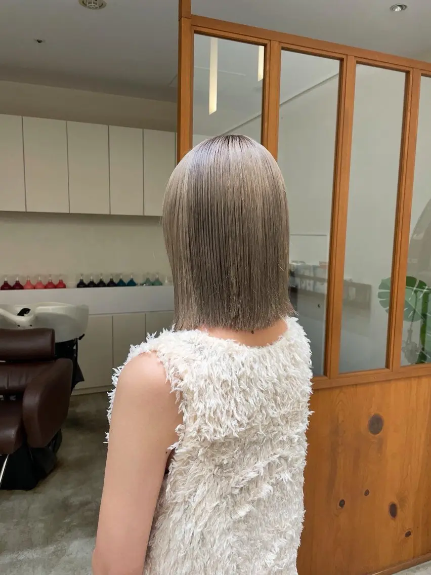 ショート カラー ベージュカラー ブリーチ ヘーゼル 三宅 瑠偉のヘアスタイル