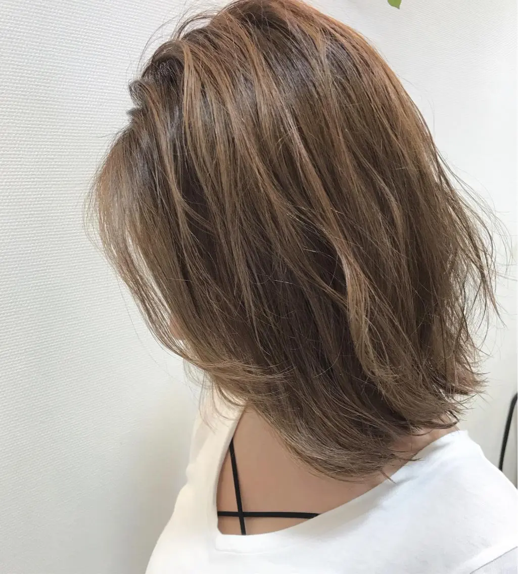 ミディアム カラー グレージュ 外ハネヘア 北川 泰之のヘアスタイル