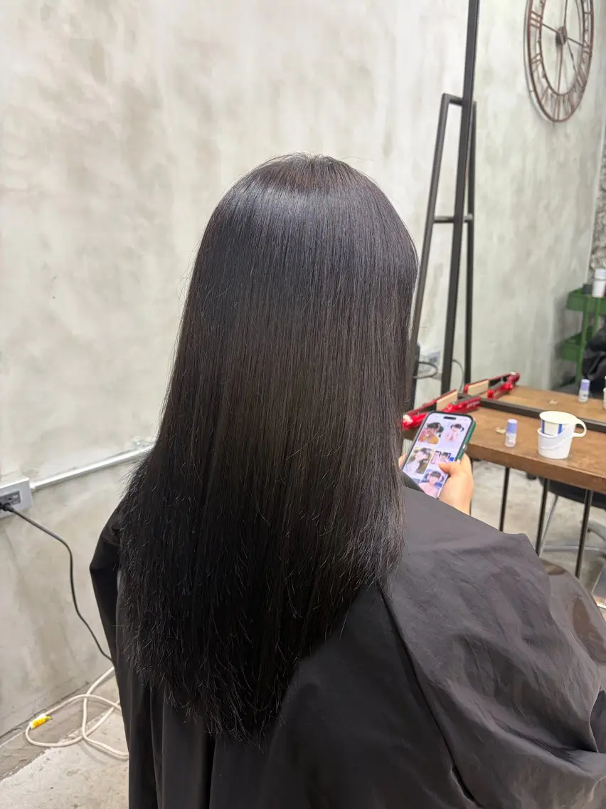 セミロング カラー 塩崎 未格のヘアスタイル
