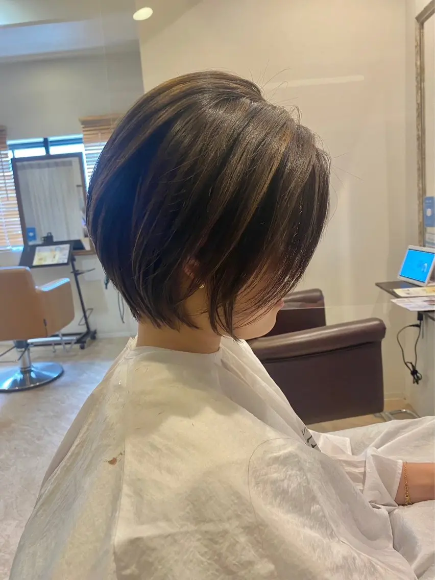 ショート カット ヘアカラー 鳥羽 正治のヘアスタイル