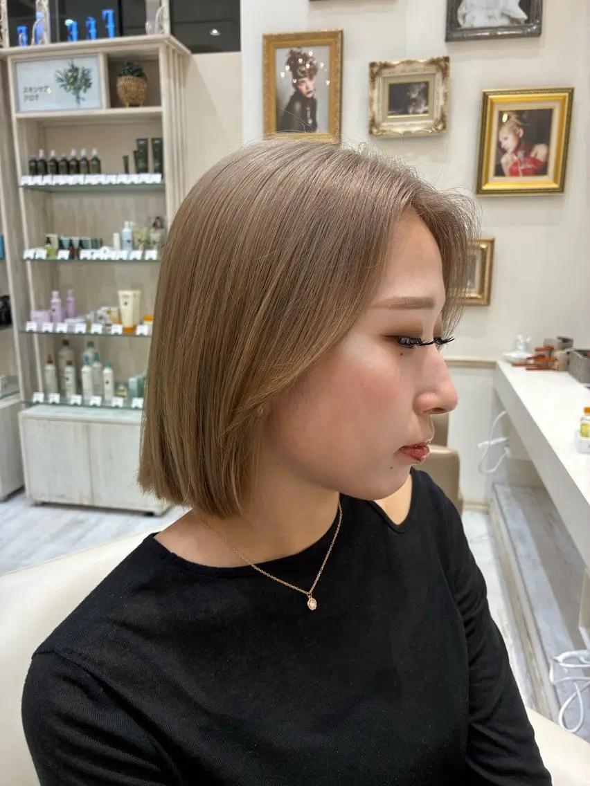 ミディアム カラー ブリーチ グレージュ ハイトーンカラー ボブ レイヤーカット FEERIE ✨️岩崎圭祐✨️のヘアスタイル