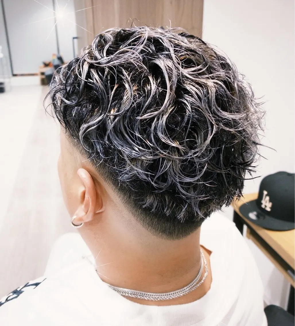カラー メンズ フェードカット メンズメッシュ メンズパーマ スキンフェード メッシュ FJ Kaminokeのヘアスタイル