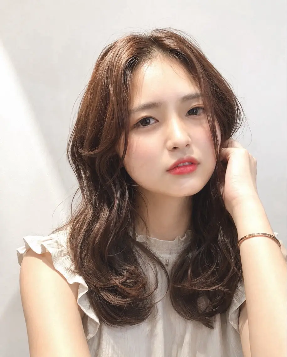セミロング カラー ヘアカラー 韓国×艶ハイトーンが かわいい✨️リオ🍒のヘアスタイル