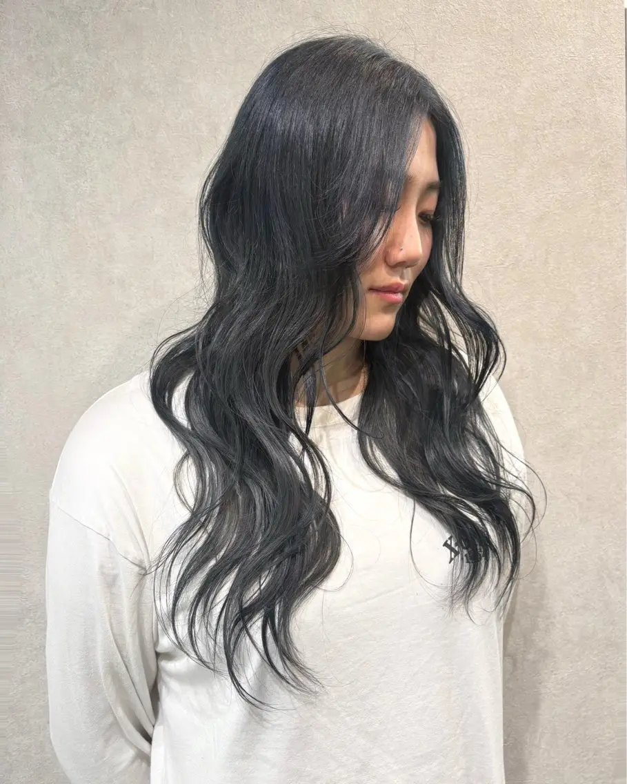 カラー 黒髪 ブルーカラー ブルーブラック ヘアカラー 透明感モテスタイル 💞SHIORI💞のヘアスタイル
