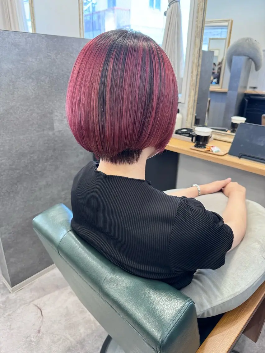 ショート カラー ブリーチ カシス ピンクカラー ショートヘア カット ヘアカラー トリートメント 髪質改善/デザイン/ 天王寺/奥野和広のヘアスタイル