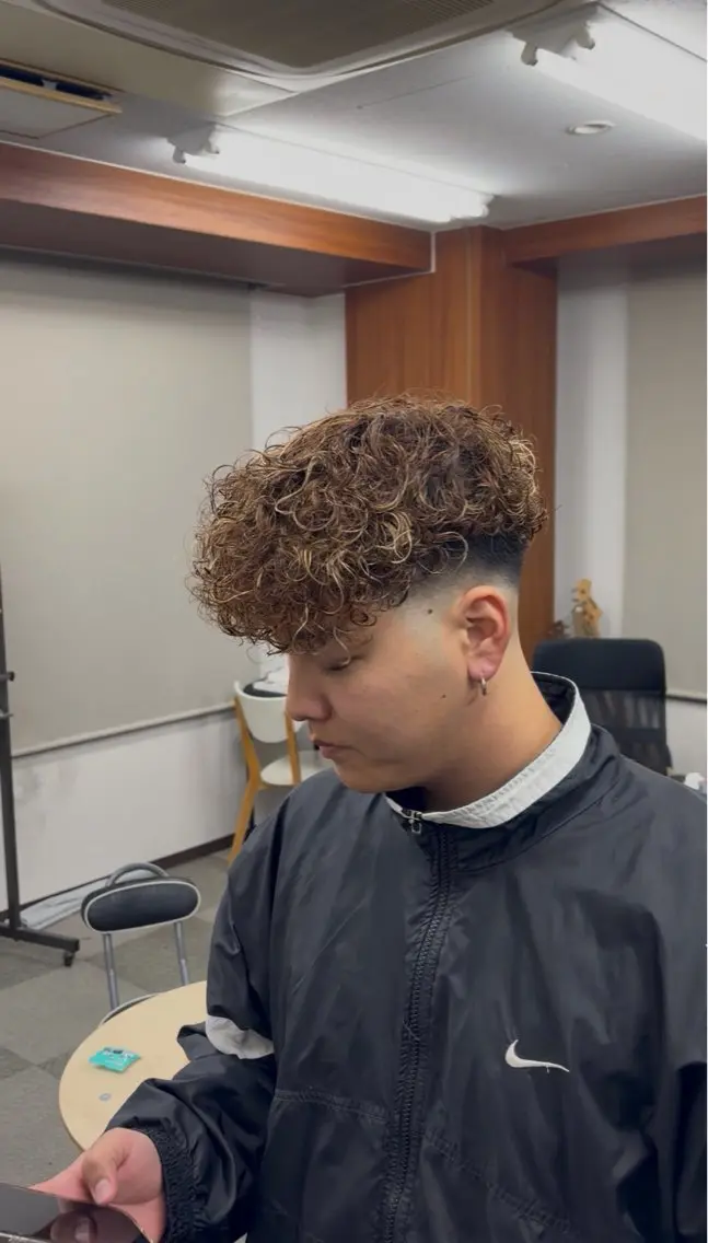パーマ メンズ フェードカット スペインカール カット パーマ 🔥メンズパーマ職人 Kosh🔥のヘアスタイル
