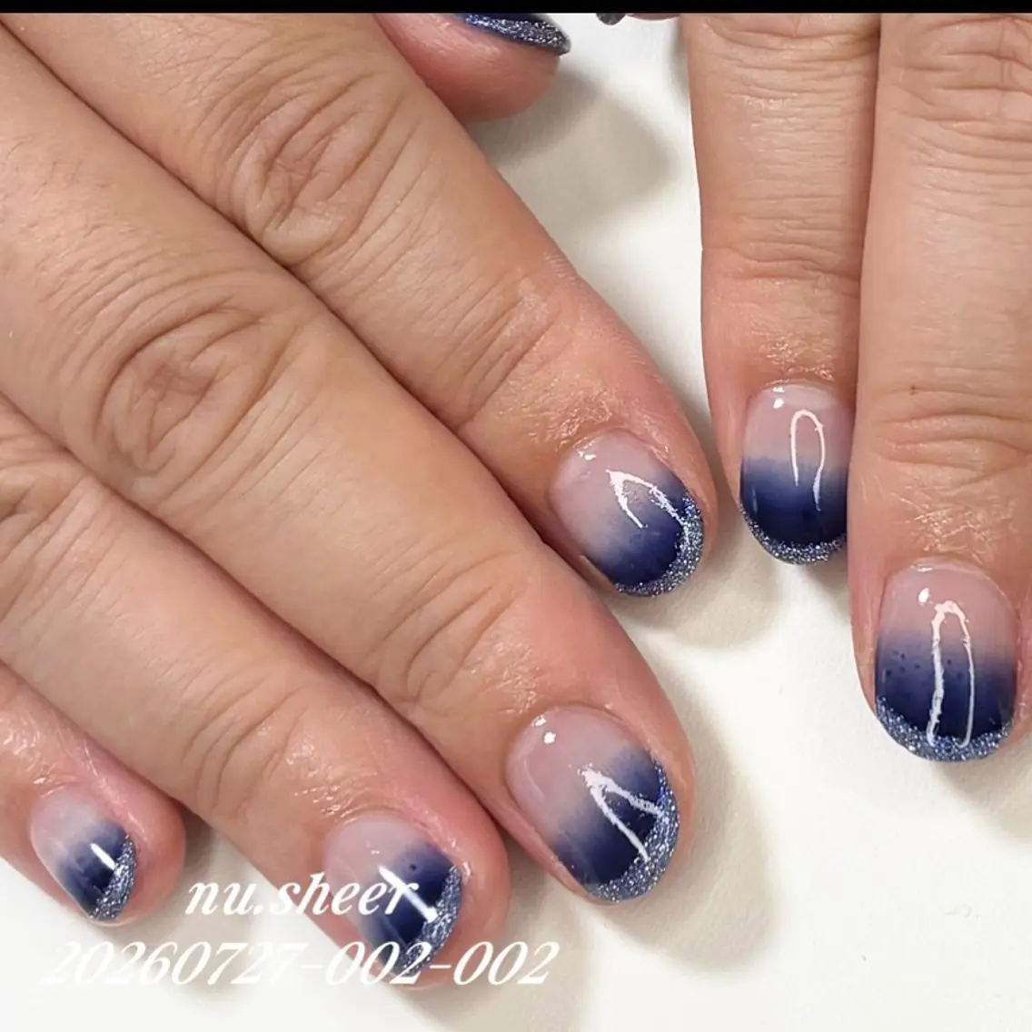 ネイル フレンチネイル グラデーション ラメ(グリッター) ネイビー オフィスネイル ハンドネイル nu.sheer honoのネイルデザイン