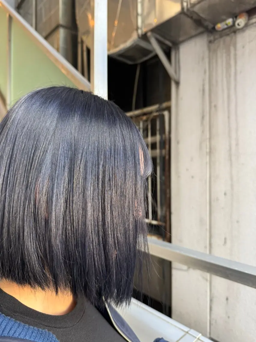 ショート カラー 黒髪 ブリーチ ブルーカラー ブルーブラック 新宿 小野田圭汰のヘアスタイル