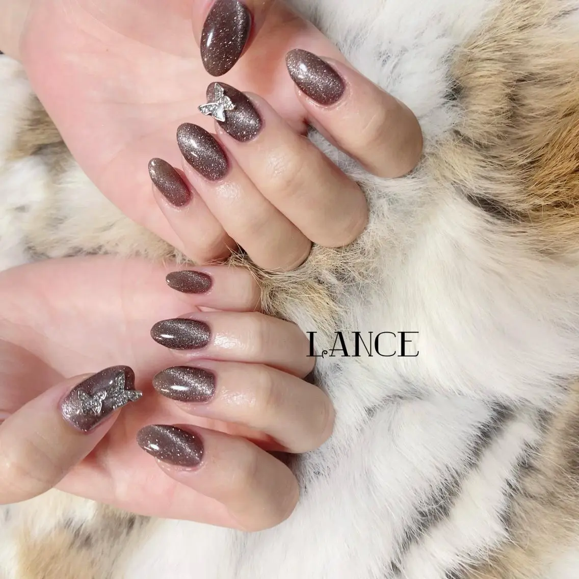 ミディアム ネイル クリスマス オーロラネイル フレンチネイル ワンホンネイル 冬ネイル Lance nailのネイルデザイン