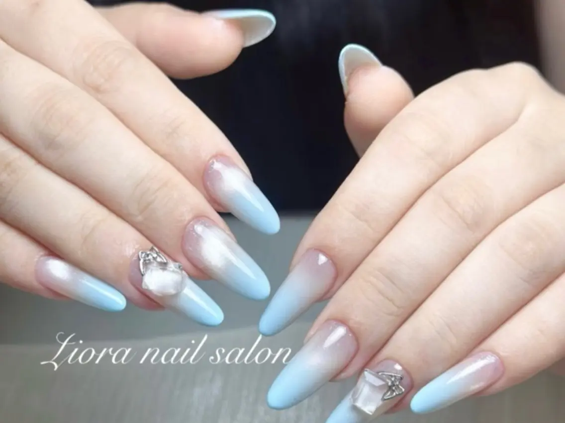ネイル フレンチネイル ジェルネイル ガーリー グラデーション キラキラネイル ハンドネイル Liora nailのネイルデザイン