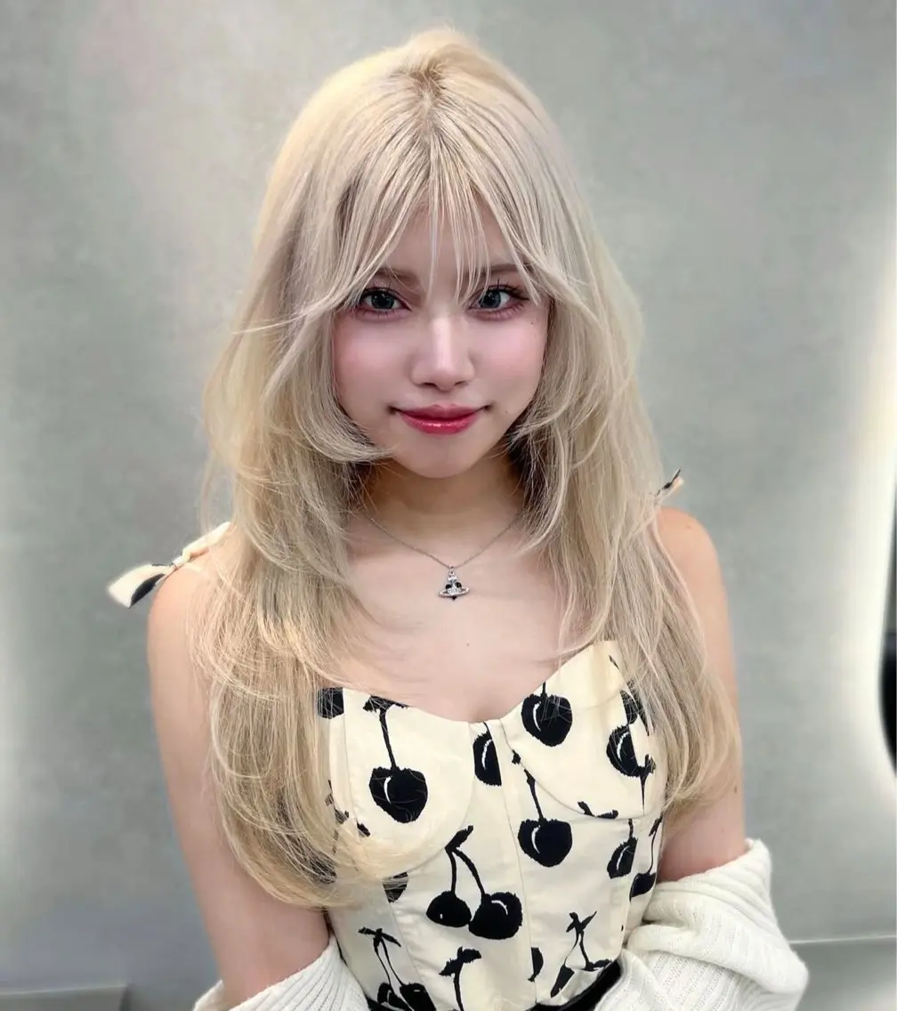ロング ハイトーン デザインカラーのヘアスタイル