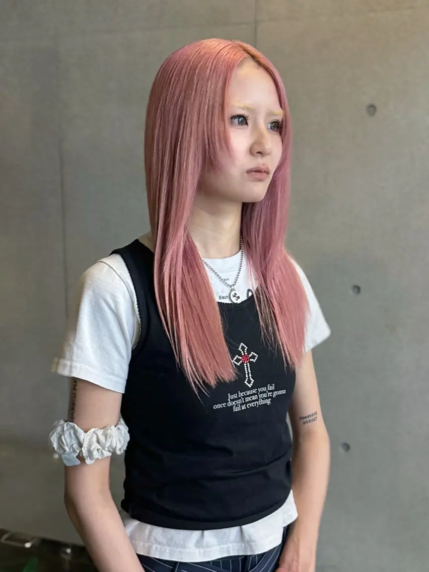 ロング カラー ブリーチ ハイトーンカラー ピンクカラー ホワイトピンク レイヤーカット ヘアカラー ケアブリーチ/透明感 /Arisaのヘアスタイル