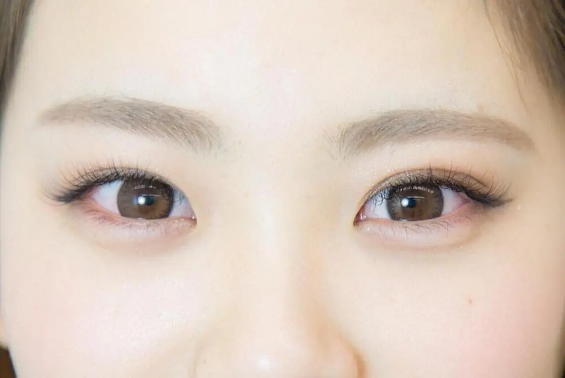 マツエク・マツパ レイヤーカット✖️ 柔らかベージュカラーのヘアスタイル