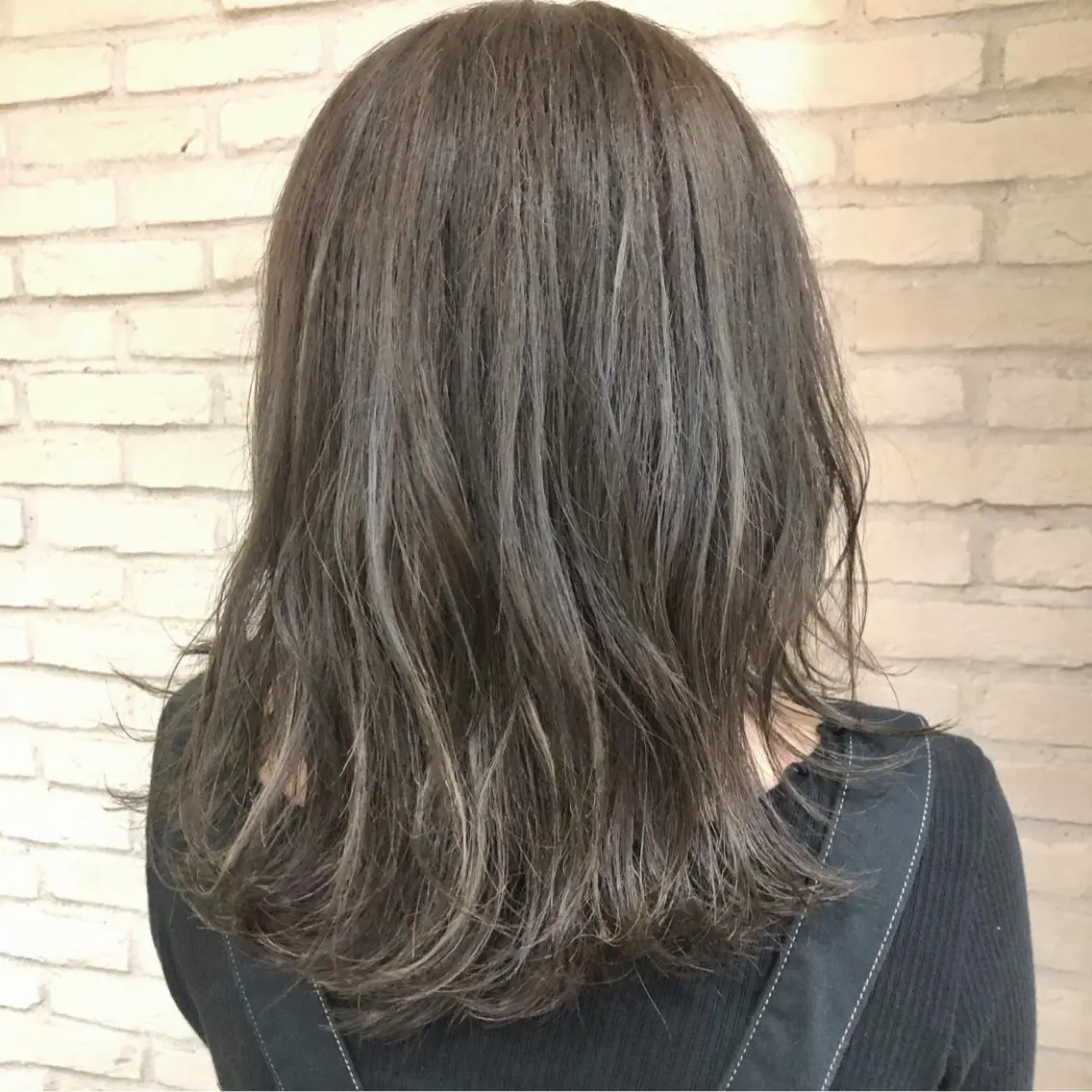 セミロング カラー ダークグレー ハイライトカラー ハイライト 大平 美沙のヘアスタイル