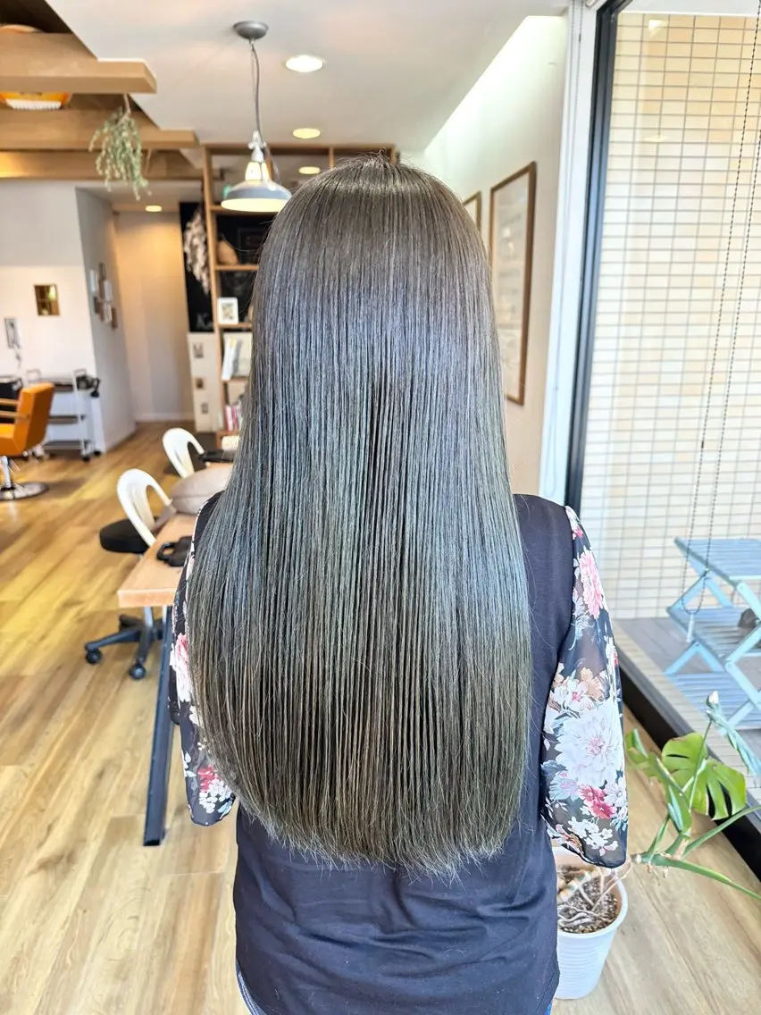 ロング カラー グレージュ オリーブグレージュ オリーブグレー ヘアカラー トリートメント ツキダテ ユイのヘアスタイル