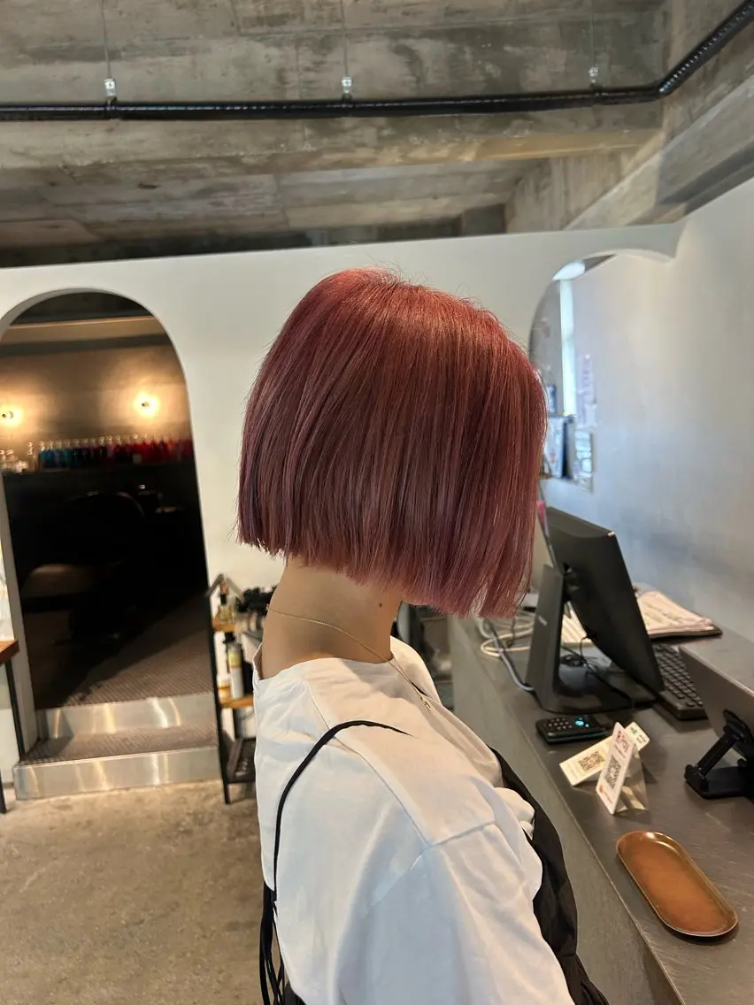 ショート カラー ベージュカラー ブリーチ ピンクカラー ピンクベージュ ヘアカラー トリートメント twig 山田 永嶋芽衣のヘアスタイル