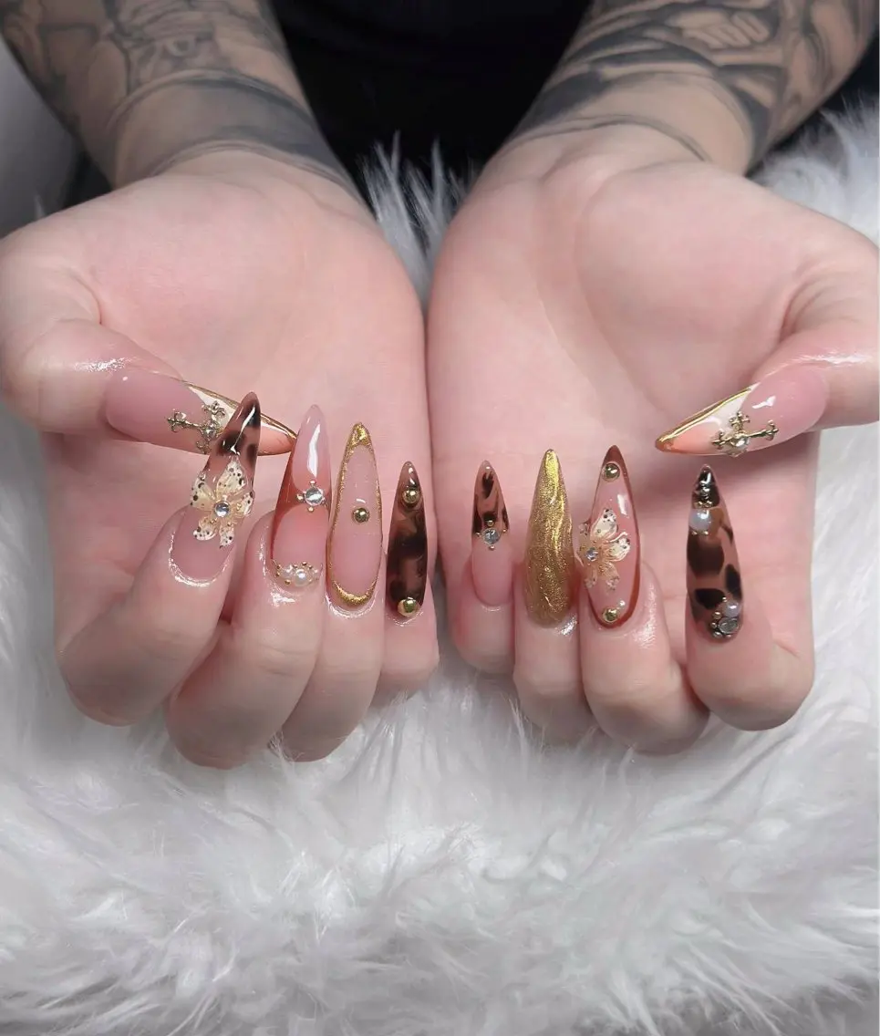 ネイル オーロラネイル フレンチネイル ジェルネイル ハロウィン キラキラネイル H.baby Nail Salonのネイルデザイン