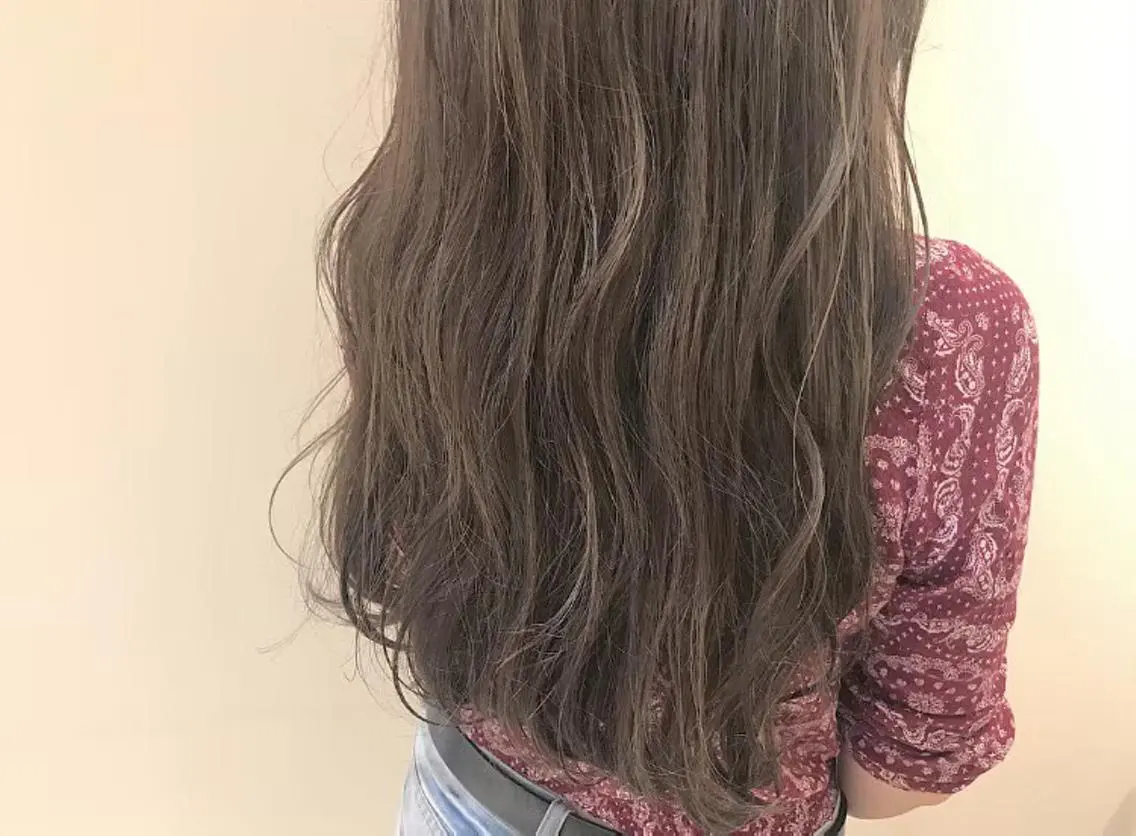 カラー ベージュカラー フォギーベージュ ミヤワキ モモコのヘアスタイル