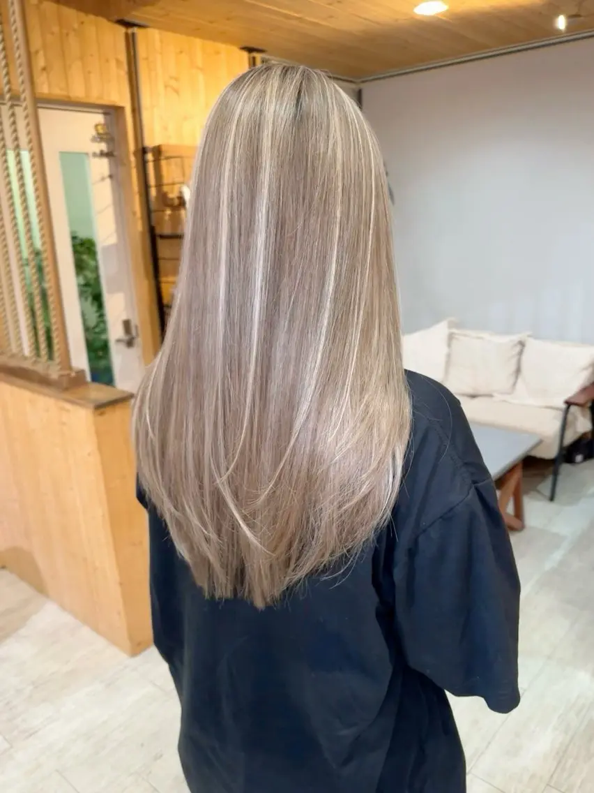 ロング ヘアカラー ハイトーン belle ナホのヘアスタイル