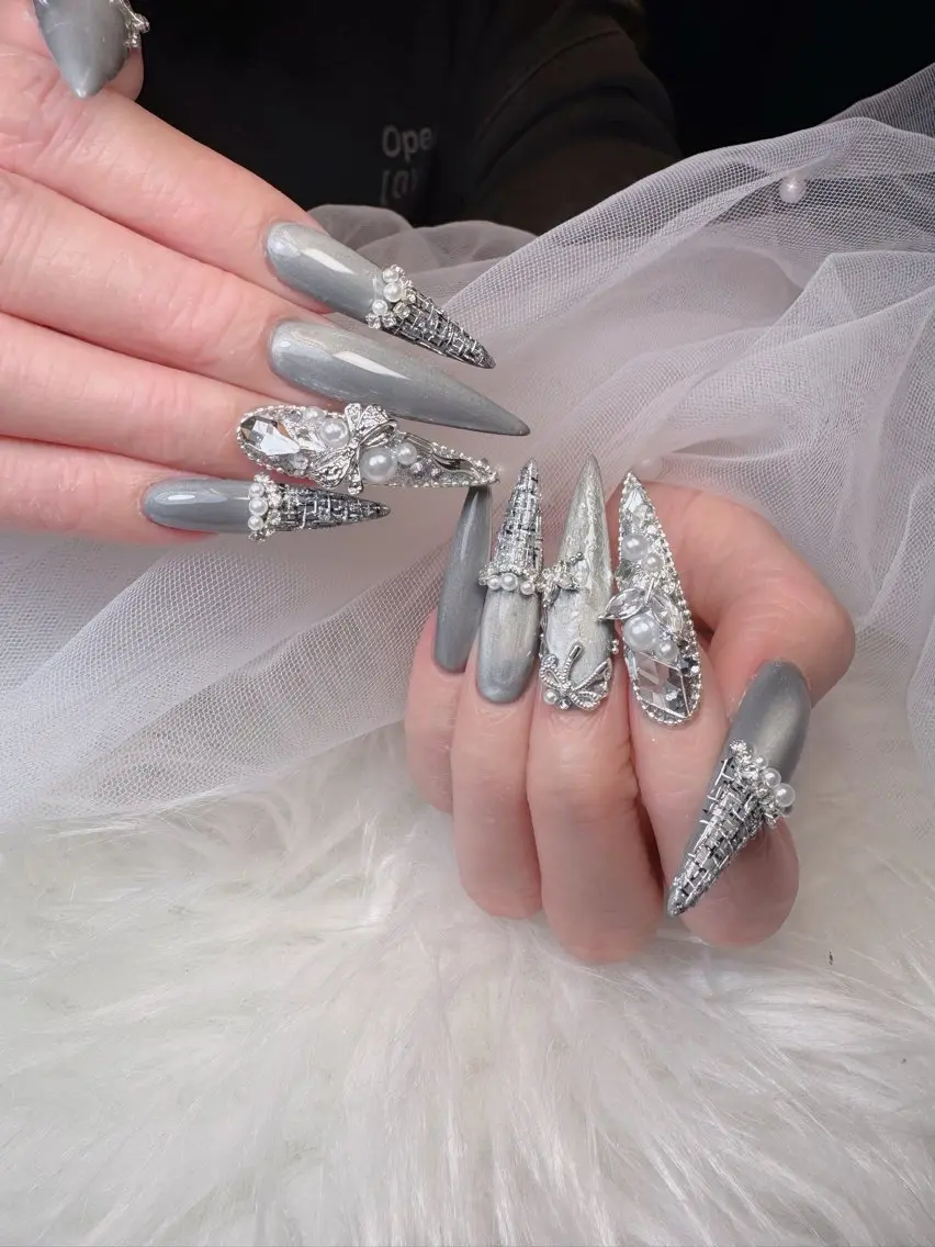 ネイル アートネイル オーロラネイル ボルドー チークネイル フレンチネイル ハンドネイル Sakura Nail Salonのネイルデザイン