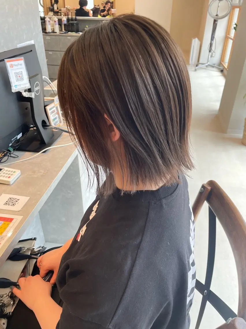 ショート アッシュ アッシュグレー アッシュグレージュ 外ハネヘア 大人可愛い🎀ིྀ 🪞柔らかベージュのヘアスタイル