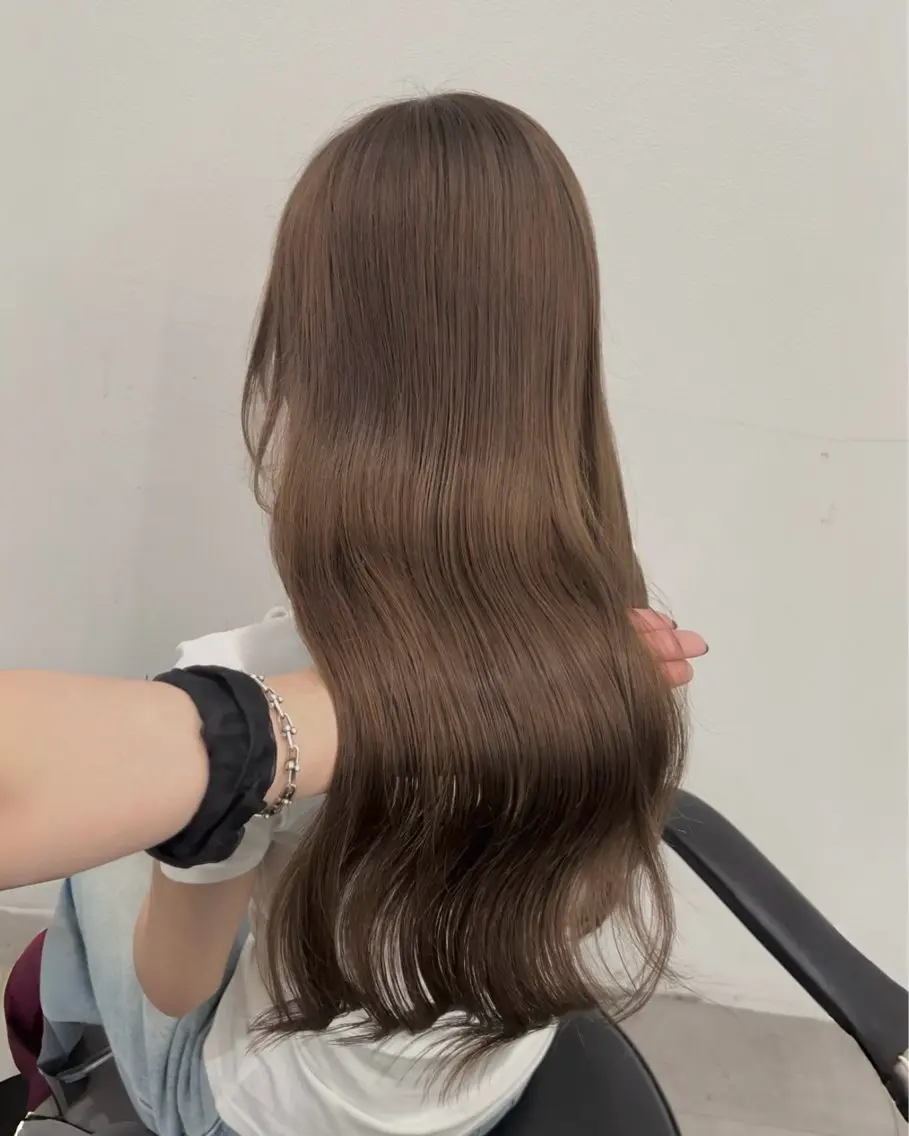 ロング カラー パーマ アッシュ アッシュグレー アッシュグレージュ ベージュカラー ブリーチ カット ヘアカラー トリートメント akira｜ 透明感ベージュ｜梅田のヘアスタイル