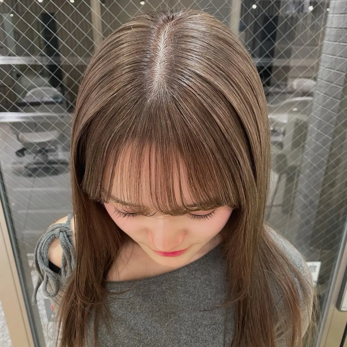 ロング カラー ベージュカラー ブリーチ ミルクティーベージュ 学生 まるやま ひなこ/艶髪カラーのヘアスタイル