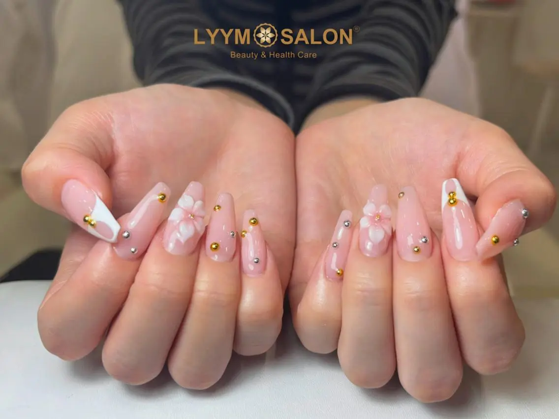 ネイル フラワーネイル フレンチネイル ゴールド キラキラネイル 韓国ネイル ハンドネイル ハンドケア LYYM Salon Miraのネイルデザイン