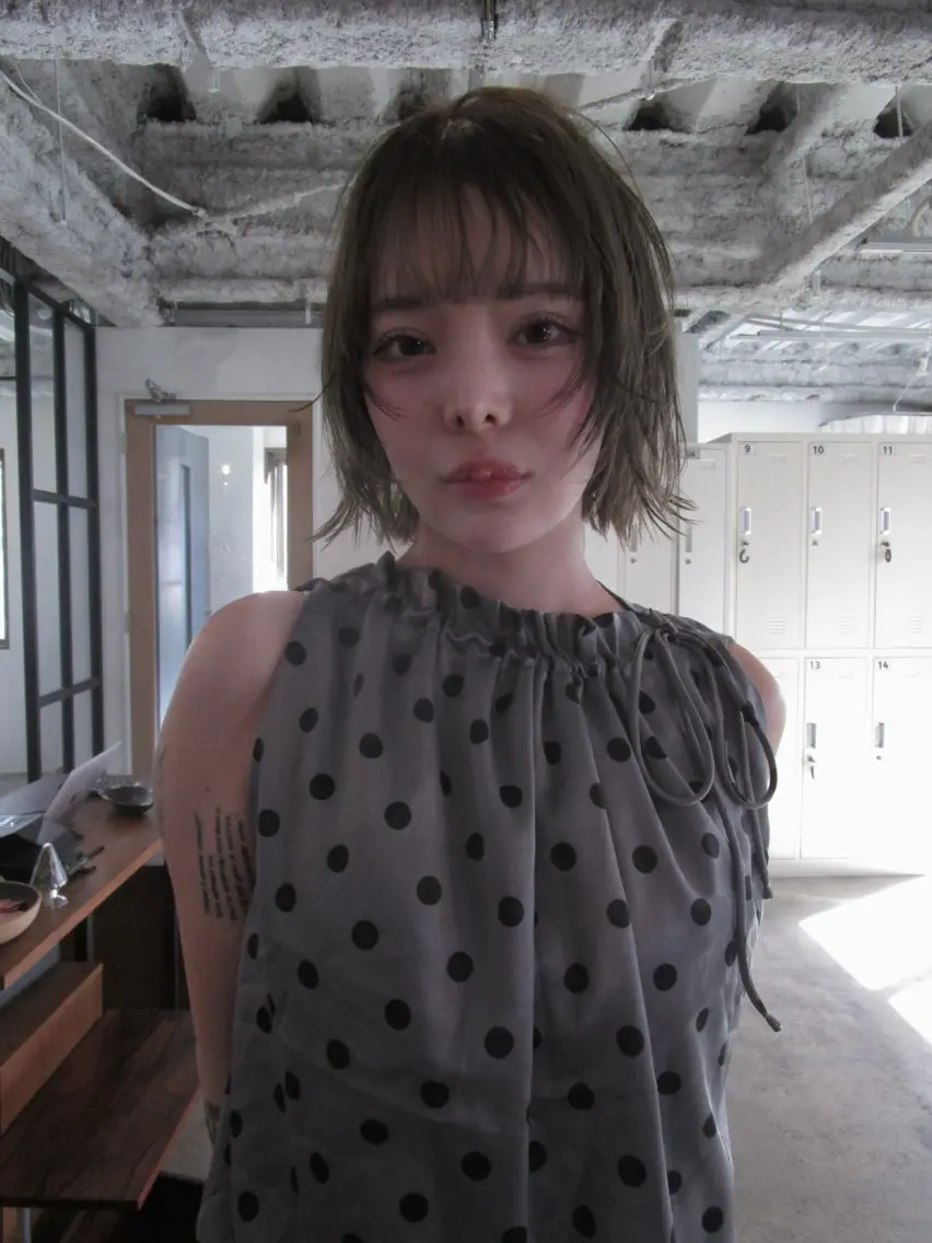 ショート カラー ベージュカラー 透明感カラー オリーブベージュ ボブ 顔まわりレイヤー カット ヘアカラー yu maのヘアスタイル