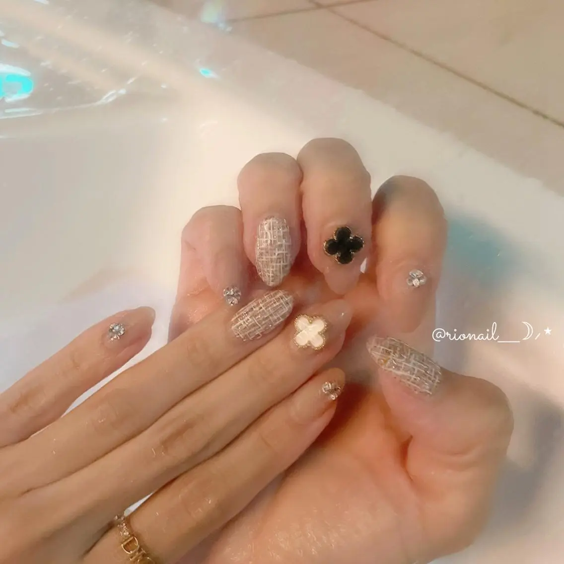 ネイル ハンドネイル 𝘙𝘪𝘰𝘯𝘢 ...🕯🤍のネイルデザイン