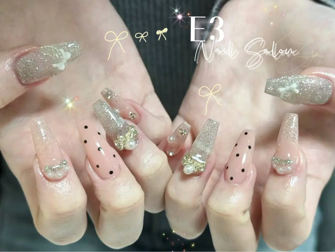 ネイル フレンチネイル ジェルネイル ガラスフレンチ グラデーション キラキラネイル ハンドネイル E3 Nail Salonのネイルデザイン